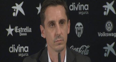 جاري نيفل: هل شاهدتم كيف يحتفل مان سيتي؟ لا أعلم من يستطيع إيقافهم